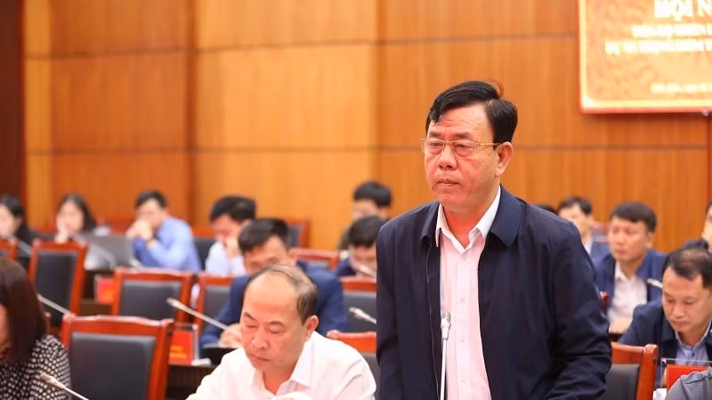 Đồng chí Nguyễn Hữu Hiệp, Giám đốc Ban Quản lý dự án các công trình nông nghiệp tỉnh Điện Biên, báo cáo chi tiết tiến độ dự án.