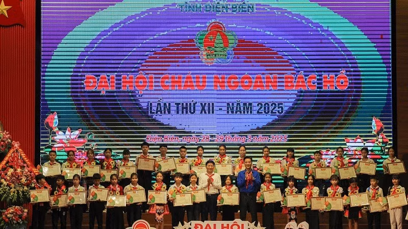 Đồng chí Mùa A Vảng, Chủ tịch Ủy ban Mặt trận Tổ quốc Việt Nam tỉnh Điện Biên cùng anh Đặng Thành Huy, Bí thư Tỉnh đoàn Điện Biên trao thưởng các đội viên xuất sắc.