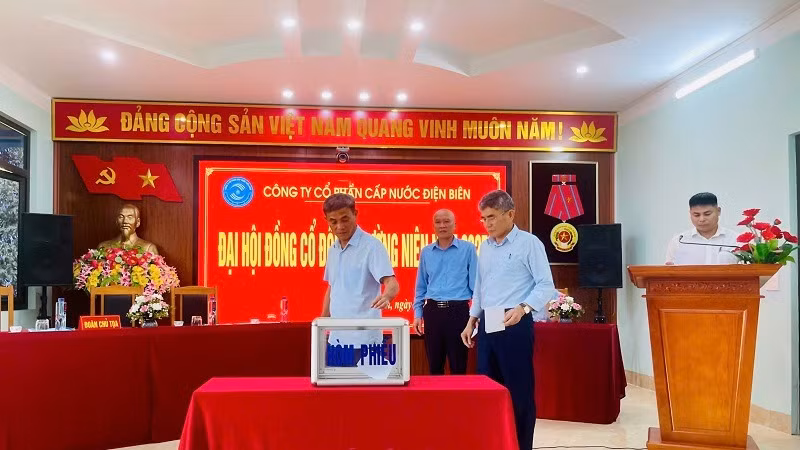 Cổ đông Công ty cổ phần cấp nước Điện Biên bỏ phiếu thông qua các nghị quyết tại Đại hội đồng cổ đông.