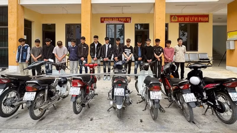 Các đối tượng cùng tang vật tại cơ quan Công an. (Ảnh: Công an Điện Biên)