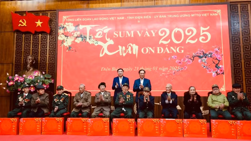 Đồng chí Phó Thủ tướng Bùi Thanh Sơn và đồng chí Trần Quốc Cường, Bí thư Tỉnh ủy Điện Biên tặng quà Tết các chiến sĩ Điện Biên.