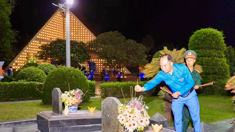 Đoàn viên, thanh niên Điện Biên thành kính thắp nến tri ân các Anh hùng liệt sĩ.