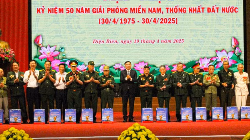 Các đồng chí lãnh đạo tỉnh Điện Biên trao quà tri ân các cựu chiến binh, thanh niên xung phong đã tham gia chiến dịch Điện Biên Phủ.