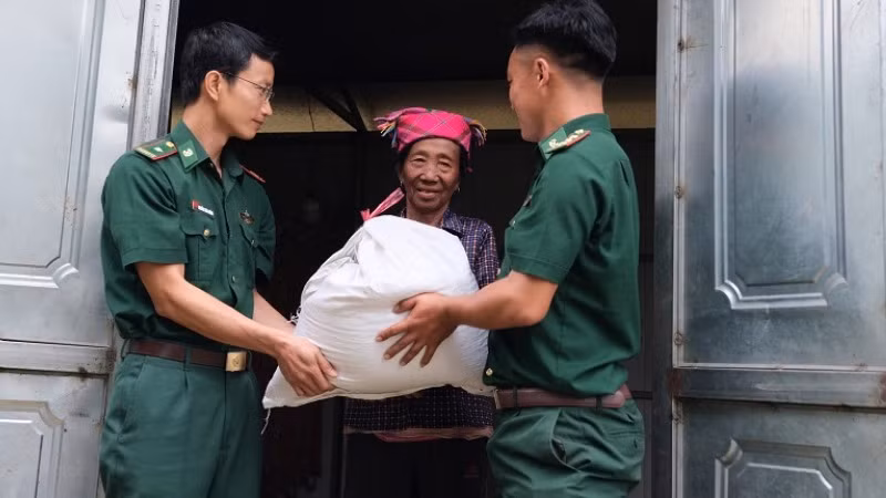 Bộ đội biên phòng Đồn Biên phòng Sen Thượng thăm hỏi, tặng quà người nghèo ở bản Tả Ló San.