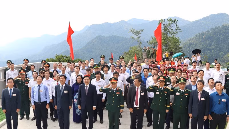 Đại biểu cùng nhân dân các dân tộc trên biên giới huyện Mường Nhé xúc động khi chứng kiến Lễ Thượng cờ thiêng liêng tại Cột cờ A Pa Chải.