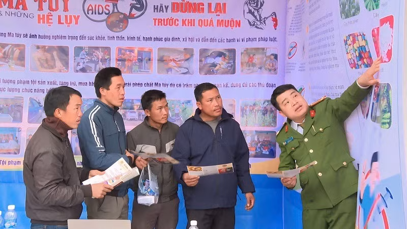 Công an Điện Biên tuyên truyền tác hại ma túy đến nhân dân xã Na Tông.