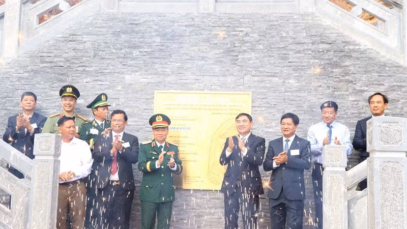 Các đồng chí lãnh đạo tỉnh Điện Biên và lãnh đạo Trung ương cùng cán bộ, nhân dân tỉnh Điện Biên thực hiện nghi thức gắn biển công trình Cột cờ A Pa Chải tại xã Sín Thầu, huyện Mường Nhé, tỉnh Điện Biên. 