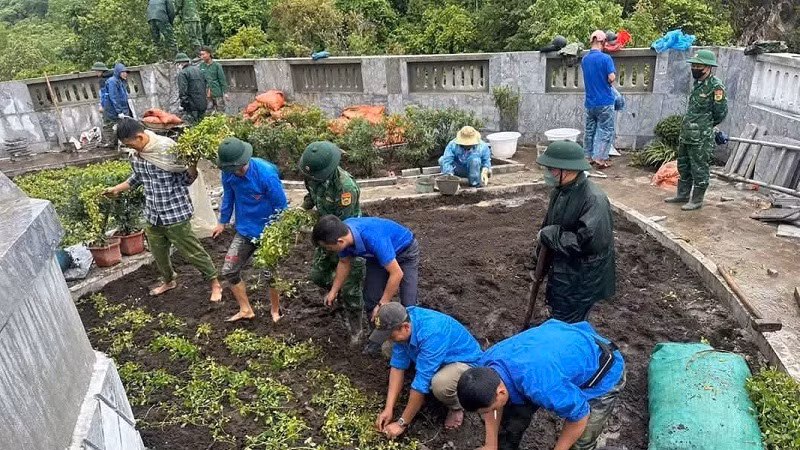 Thanh niên xã Sín Thầu và Bộ đội Biên phòng trồng cây quanh Cột cờ A Pa Chải.
