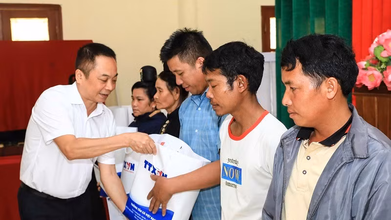 Đồng chí Ngô Thanh Sơn, Chánh văn phòng Thông tấn xã Việt Nam trao quà cho hộ nghèo tại thành phố Điện Biên Phủ. (Ảnh: XUÂN TƯ)