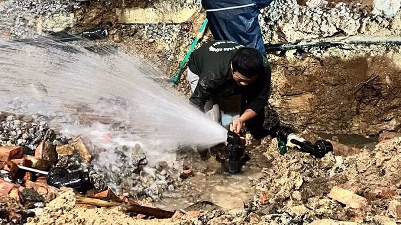 Công nhân Công ty cổ phần cấp nước Điện Biên khắc phục sự cố tại thành phố Điện Biên Phủ.