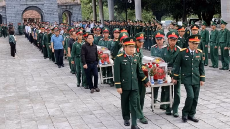 Cán bộ, chiến sĩ các lực lượng vũ trang và nhân dân các dân tộc tỉnh Điện Biên thành kính trong lễ truy điệu, an táng hài cốt liệt sĩ tại Nghĩa trang Liệt sĩ Tông Khao.