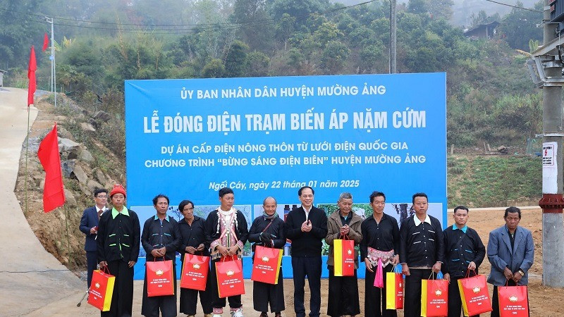 Phó Thủ tướng Chính phủ Bùi Thanh Sơn trao quà tặng các gia đình ở bản Nặm Cứm.