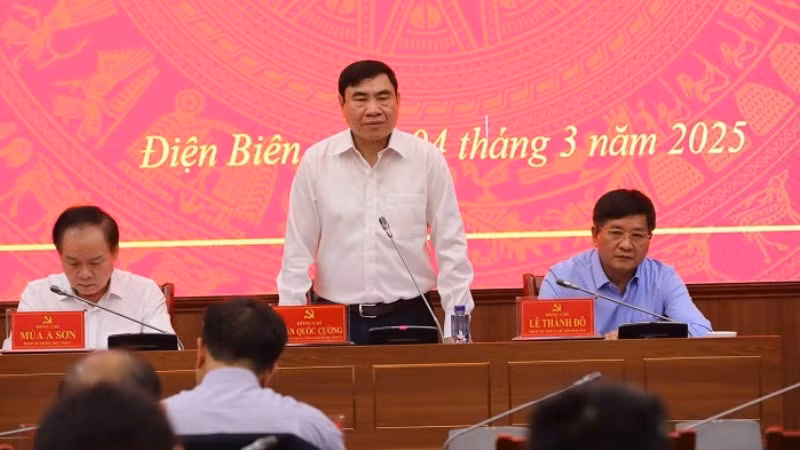 Đồng chí Trần Quốc Cường, Ủy viên Trung ương Đảng, Bí thư Tỉnh ủy Điện Biên, chỉ đạo tại cuộc họp.