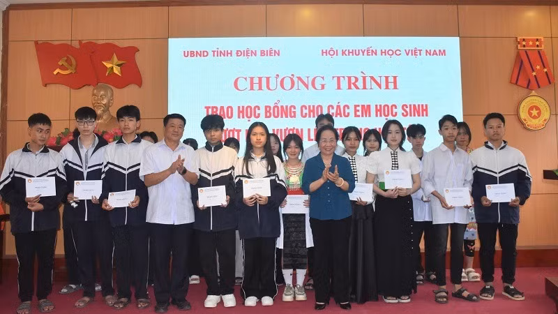 Đồng chí Nguyễn Thị Doan, Chủ tịch Hội Khuyến học Việt Nam và đồng chí Lò Văn Phương, Chủ tịch Hội đồng nhân dân tỉnh Điện Biên trao học bổng cho học sinh có hoàn cảnh khó khăn tỉnh Điện Biên.