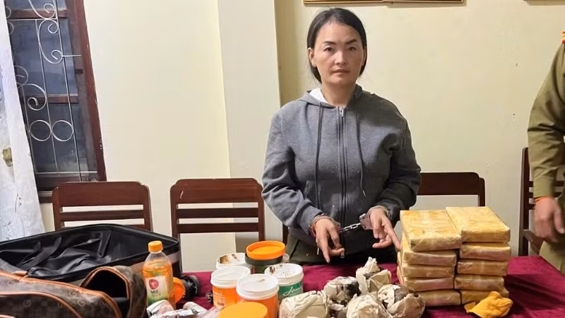 Đối tượng Xua Giàng cùng tang vật 10 bánh ma túy tổng hợp (60 nghìn viên). (Ảnh: Công an Điện Biên)