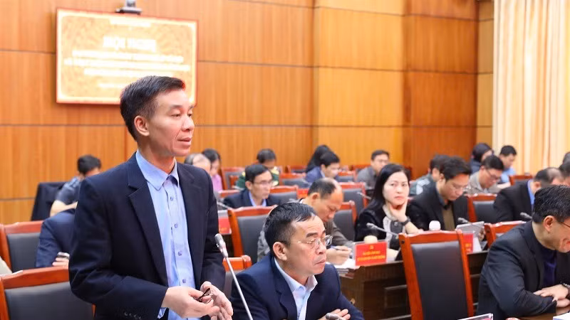 Đồng chí Bùi Văn Luyện, Phó Giám đốc phụ trách Sở Xây dựng tỉnh Điện Biên, báo cáo kết quả thực hiện các dự án hỗ trợ nhà ở xã hội tại Điện Biên.