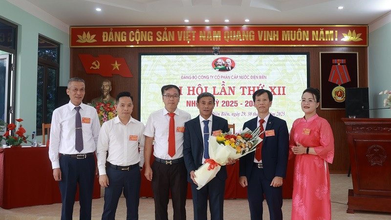 Đồng chí Nguyễn Lệ Quế, Bí thư Đảng bộ, Chủ tịch Hội đồng quản trị Công ty cổ phần cấp nước Điện Biên cùng các đồng chí trong Ban chấp hành Đảng bộ khóa 12, nhận hoa chúc mừng từ các đoàn thể Công ty.