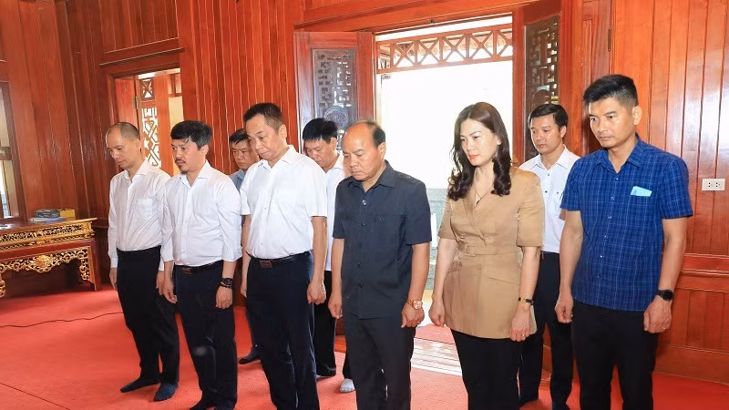 Đoàn cán bộ Thông tấn xã Việt Nam dâng hương tri ân Đại tướng Võ Nguyên Giáp tại Mường Phăng. (Ảnh: XUÂN TƯ)