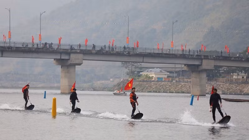 Các vận động viên nam trình diễn kỹ thuật lướt ván phản lực.