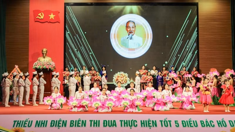 Chương trình văn nghệ chào mừng Đại hội do thiếu nhi tỉnh Điện Biên biểu diễn.