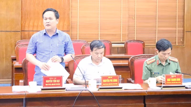 Đồng chí Nguyễn Tiến Đạt, Giám đốc Sở Nội vụ Điện Biên báo cáo kết quả lấy ý kiến cử tri về việc sắp xếp các đơn vị hành chính cấp xã trên địa bàn.