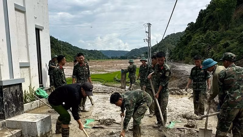 Chiến sĩ Bộ Chỉ huy quân sự tỉnh Điện Biên giúp nhân dân vùng lũ quét Mường Pồn, huyện Điện Biên khắc phục hậu quả thiên tai.