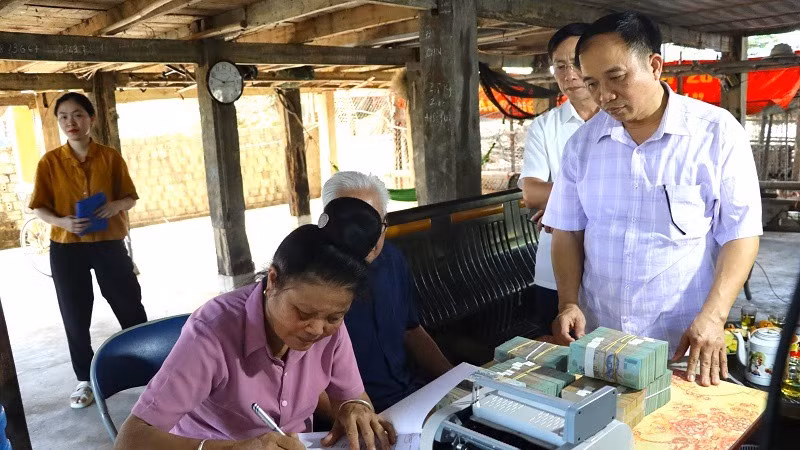 Đồng chí Nguyễn Quang Hưng trực tiếp chỉ đạo, giám sát việc chi trả tiền bồi thường giải phóng mặt bằng cho người dân tại tổ 18, phường Him Lam.