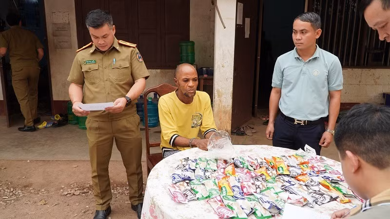 Đối tượng Abli Ruca cùng toàn bộ số ma túy khi bị lực lượng công an hai nước phối hợp bắt giữ tại sân bay quốc tế thuộc bản Hạt Nghiên, thành phố Luông-pha-băng.