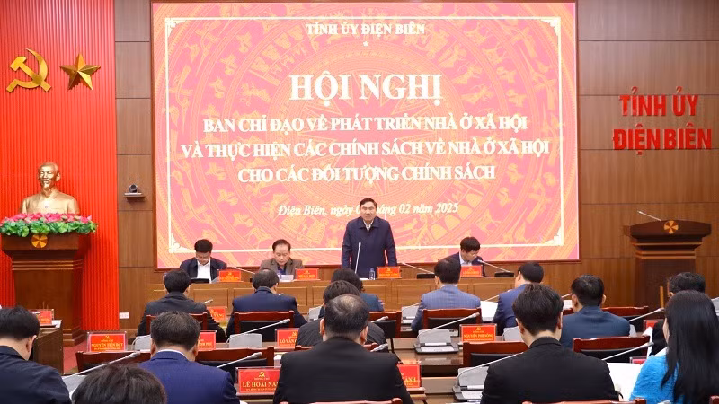 Đồng chí Trần Quốc Cường, Ủy viên Trung ương Đảng, Bí thư Tỉnh ủy Điện Biên, phát biểu chỉ đạo tại cuộc họp tháo gỡ khó khăn trong thực hiện các chính sách về nhà ở xã hội tại Điện Biên. (Ảnh: LÊ LAN)