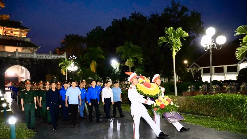 Đoàn viên thanh niên Điện Biên viếng Anh hùng liệt sĩ tại Nghĩa trang liệt sĩ A1.