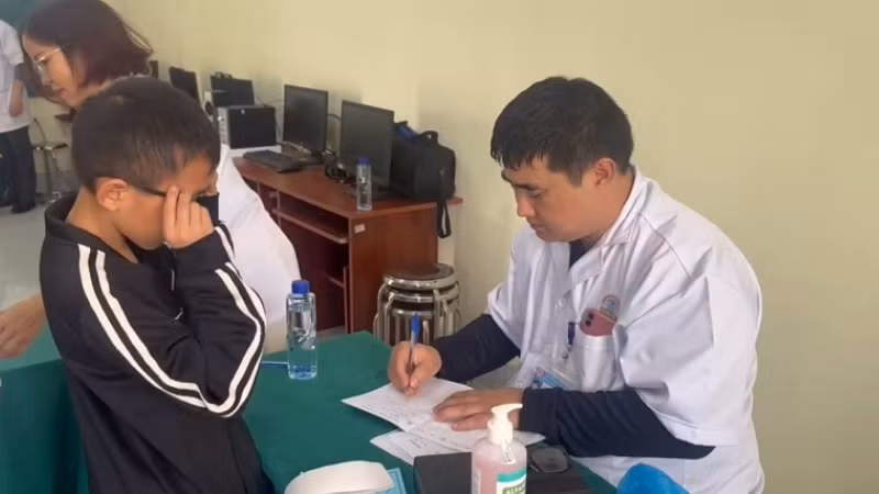 Bác sĩ khám bệnh về mắt cho trẻ em tại Làng trẻ SOS Điện Biên Phủ.