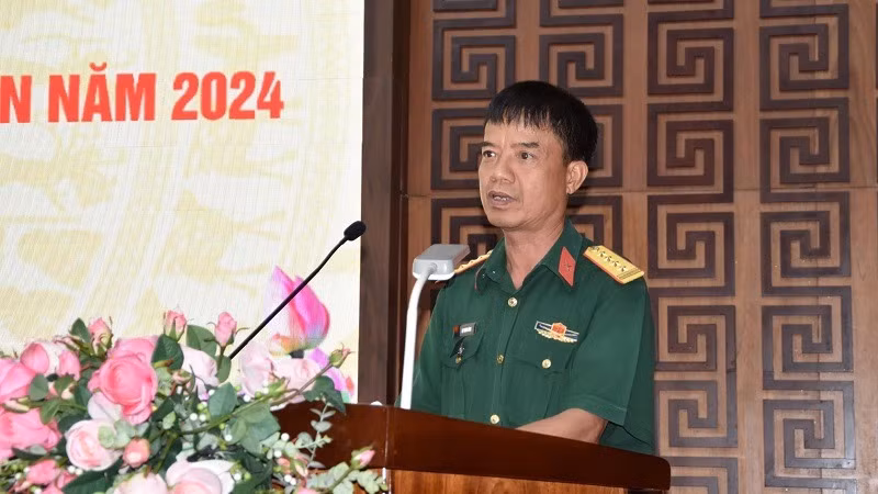 Đại tá Lại Mạnh Hùng, Phó Chỉ huy trưởng, Tham mưu trưởng Bộ Chỉ huy quân sự tỉnh Điện Biên, thẳng thắn nêu các tồn tại trong công tác ứng phó, khắc phục hậu quả thiên tai tại xã Mường Pồn, huyện Điện Biên. (Ảnh: LÊ LAN)