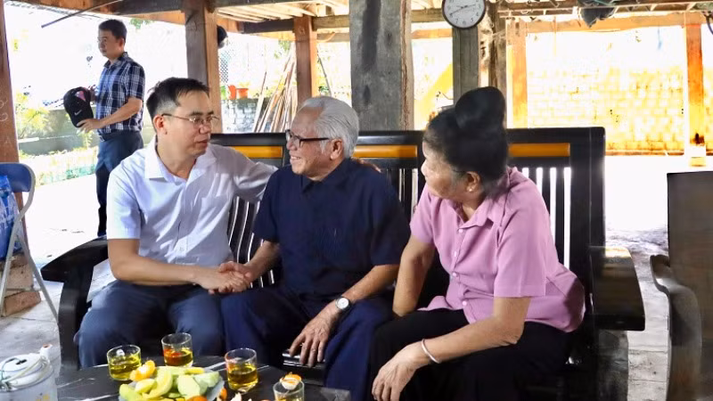 Đồng chí Nguyễn Quang Hưng trò chuyện, động viên người dân vùng dự án.