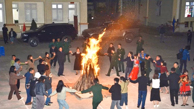 Nhân dân xã biên giới Nà Bủng cùng cán bộ, chiến sĩ Biên phòng tỉnh Điện Biên chung vui trong điệu xòe đoàn kết.