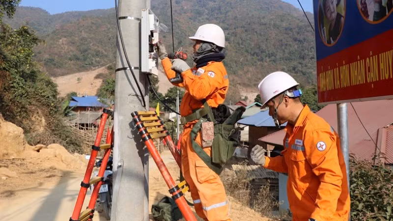 Công nhân Công ty Điện lực Điện Biên kiểm tra an toàn điện tại trạm biến áp Xa Cuông.