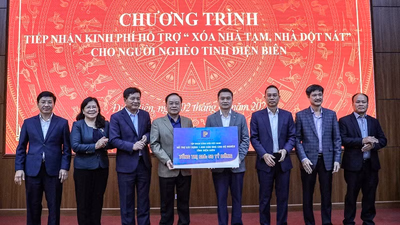Lãnh đạo Tập đoàn Xăng dầu Việt Nam trao kinh phí xóa nhà tạm, nhà dột nát cho hộ nghèo tỉnh Điện Biên.
