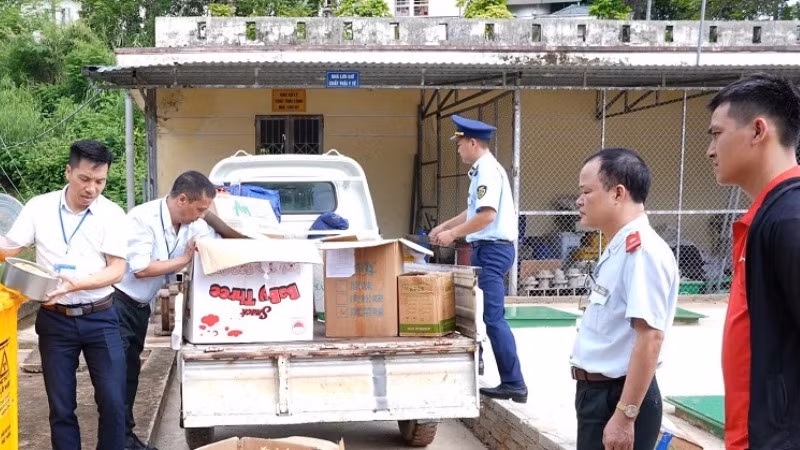 Đoàn kiểm tra liên ngành chứng kiến tiêu hủy thực phẩm không rõ nguồn gốc. (Ảnh: CDC ĐIỆN BIÊN)