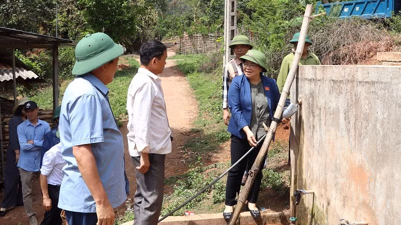 Bà Giàng Thị Hoa, Phó Chủ tịch Hội đồng nhân dân tỉnh Điện Biên, đánh giá cao hiệu quả sử dụng công trình cấp nước sinh hoạt tại bản Huổi Sâu, xã Pa Tần, huyện Nậm Pồ.