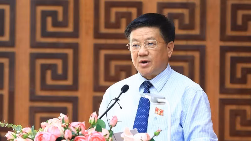 Đồng chí Lò Văn Phương, Chủ tịch Hội đồng nhân dân tỉnh Điện Biên phát biểu chỉ đạo tại kỳ họp.