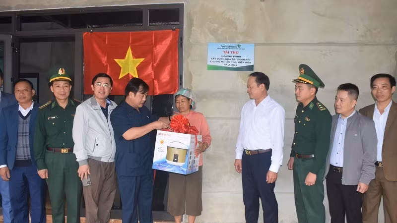 Đồng chí Vừ A Bằng, Phó Chủ tịch Ủy ban nhân dân tỉnh Điện Biên cùng đại diện lãnh đạo các ngành gắn biển, trao nhà đại đoàn kết tặng hộ nghèo ở bản Chăn Nuôi, xã Phìn Hồ, huyện Nậm Pồ, tỉnh Điện Biên. 