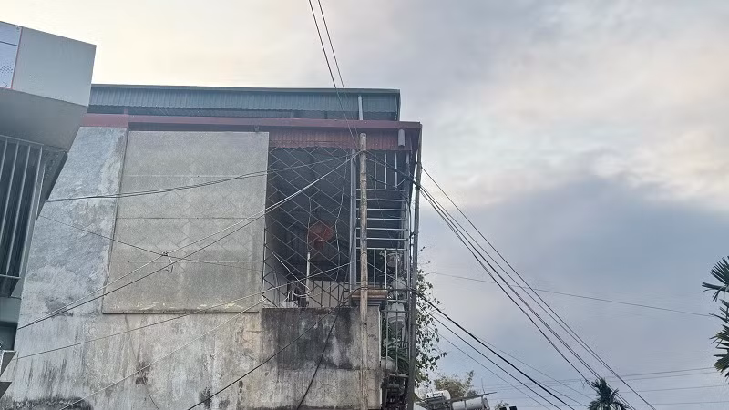 Cụm dây diện các gia đình buộc nhờ của gia đình anh chị Thanh Nhuần tiềm ẩn nhiều nguy hiểm...