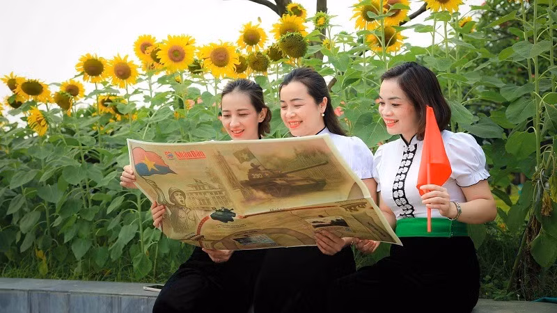 Các thuyết minh viên tại Bảo tàng Chiến thắng Điện Biên Phủ tìm hiểu thông tin Chiến dịch Hồ Chí Minh trên phụ san đặc biệt kỷ niệm 50 năm Ngày Giải phóng miền nam, thống nhất đất nước, do Báo Nhân Dân phát hành.