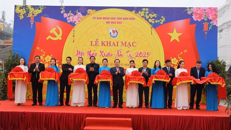 Các đồng chí lãnh đạo Tỉnh ủy, Ủy ban nhân dân tỉnh Điện Biên và đại diện lãnh đạo các ngành cắt băng khai mạc Hội báo Xuân Ất Tỵ 2025 tại Điện Biên.