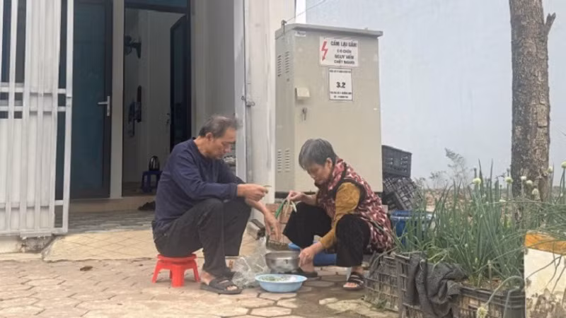 Hạn chế tiêu thụ điện năng vì đường dây tự kéo không an toàn, vợ chồng ông Nguyễn Khắc Lưu tận dụng tối đa ánh sáng tự nhiên để làm các việc duy trì sinh hoạt gia đình...