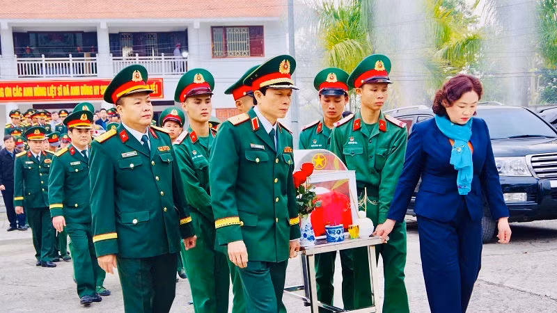 Cán bộ, nhân dân tỉnh Điện Biên cùng cán bộ, chiến sĩ các lực lượng vũ trang thành kính di chuyển hài cốt liệt sĩ quân tình nguyện Việt Nam về an táng tại nghĩa trang Liệt sĩ Tông Khao, tỉnh Điện Biên.