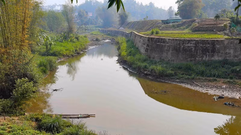 Đoạn sông Nậm Rốm qua địa phận bản Ta Pô, phường Thanh Trường thuộc Dự án chưa giải phóng mặt bằng do vướng mắc đất sản xuất của người dân.