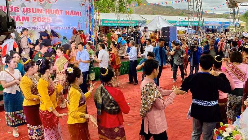 Du khách chung vui với bà con dân tộc Lào.