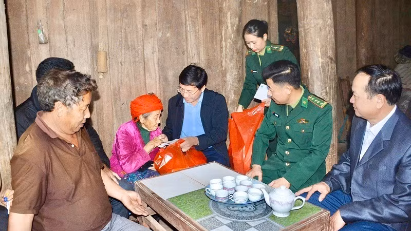 Đồng chí Mùa A Vảng, Ủy viên dự khuyết Trung ương Đảng, Ủy viên Ban Thường vụ Tỉnh ủy, Chủ tịch Ủy ban Mặt trận Tổ quốc Việt Nam tỉnh Điện Biên, trao quà Tết tặng hộ nghèo ở xã biên giới Nà Bủng.