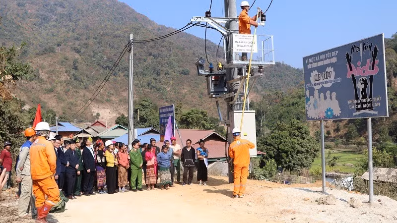 Các đồng chí lãnh đạo huyện Điện Biên cùng nhân dân bản Xa Cuông chứng kiến lễ đóng điện tại Xa Cuông.