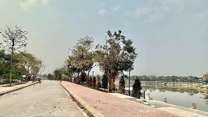 Điểm đầu tuyến đường được lựa chọn đặt tên nữ đảng viên Đảng Cộng sản Pháp Raymonde Dien nằm sát ngay đầu cầu Mường Thanh lịch sử. 